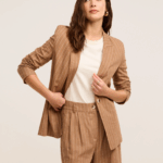 Blazer Longo em Viscolinho Listrado: Elegância Atemporal para o Seu Look