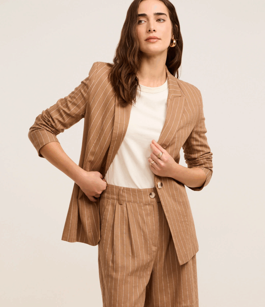 Blazer Longo em Viscolinho Listrado: Elegância Atemporal para o Seu Look
